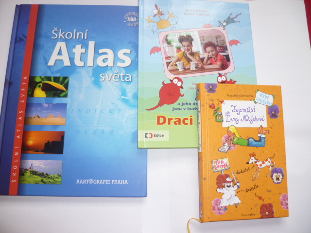 Vlevo je atlas světa, veprostřed je knížka o vaření draci v hrnci a vpravo je knížka tajemství Leny Notýskové.